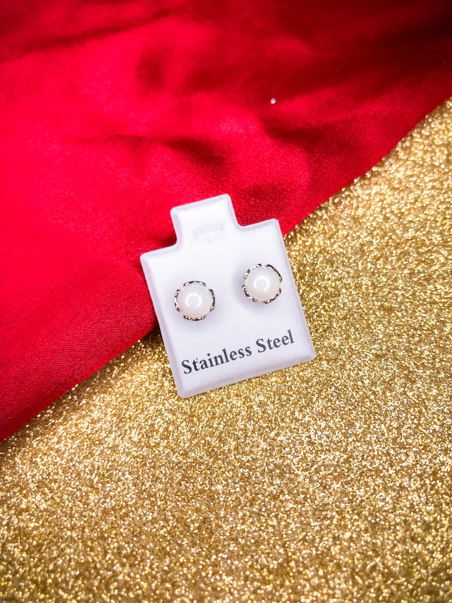 Brincos redondos com pérola e suporte branco com texto