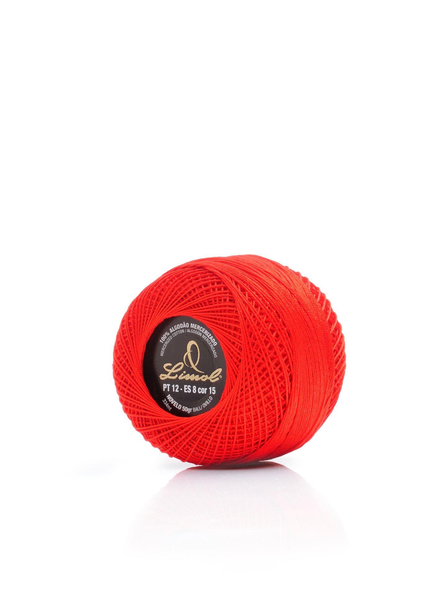 Rolo de linha vermelho com etiqueta preta em superfície branca