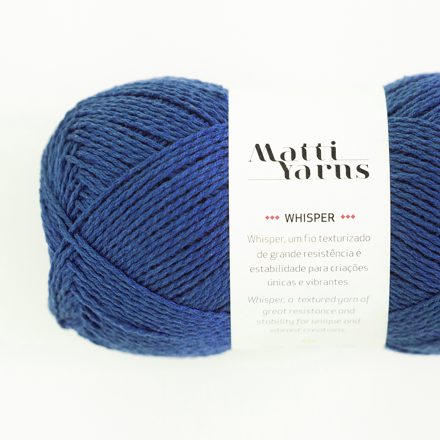 Novelo de fio azul com etiqueta branca Matti Yarns Whisper