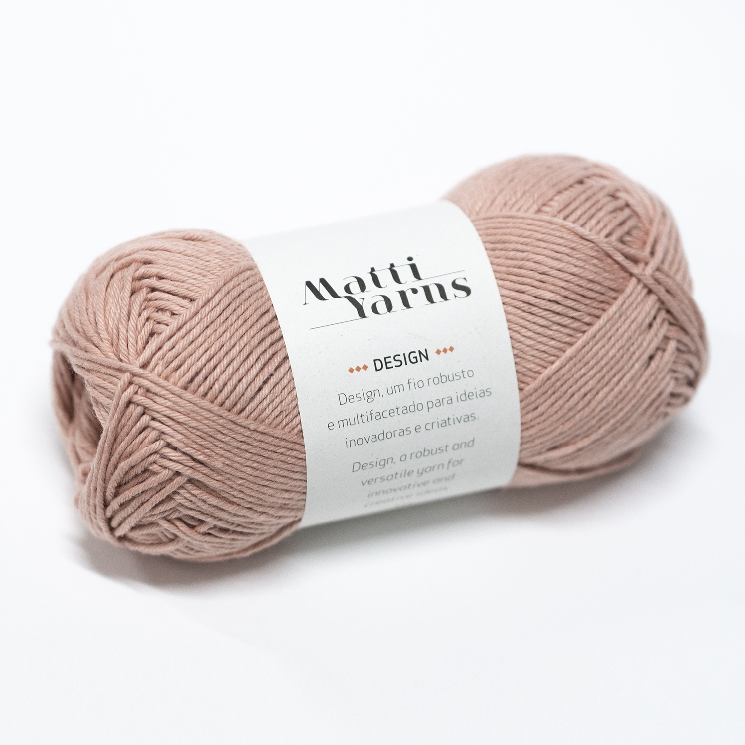 Novelo de lã rosé com etiqueta branca da marca Matti Yarns