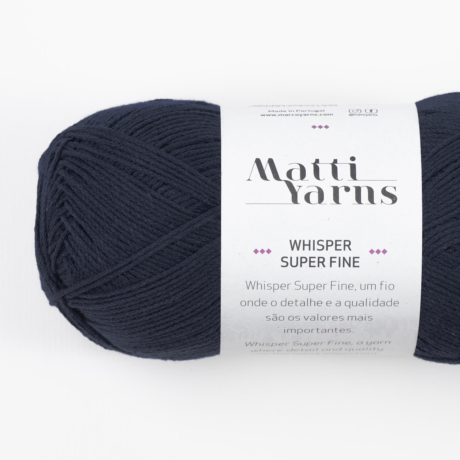 Novelo de fio Matti Yarus Whisper Super Fine azul escuro com etiqueta branca
