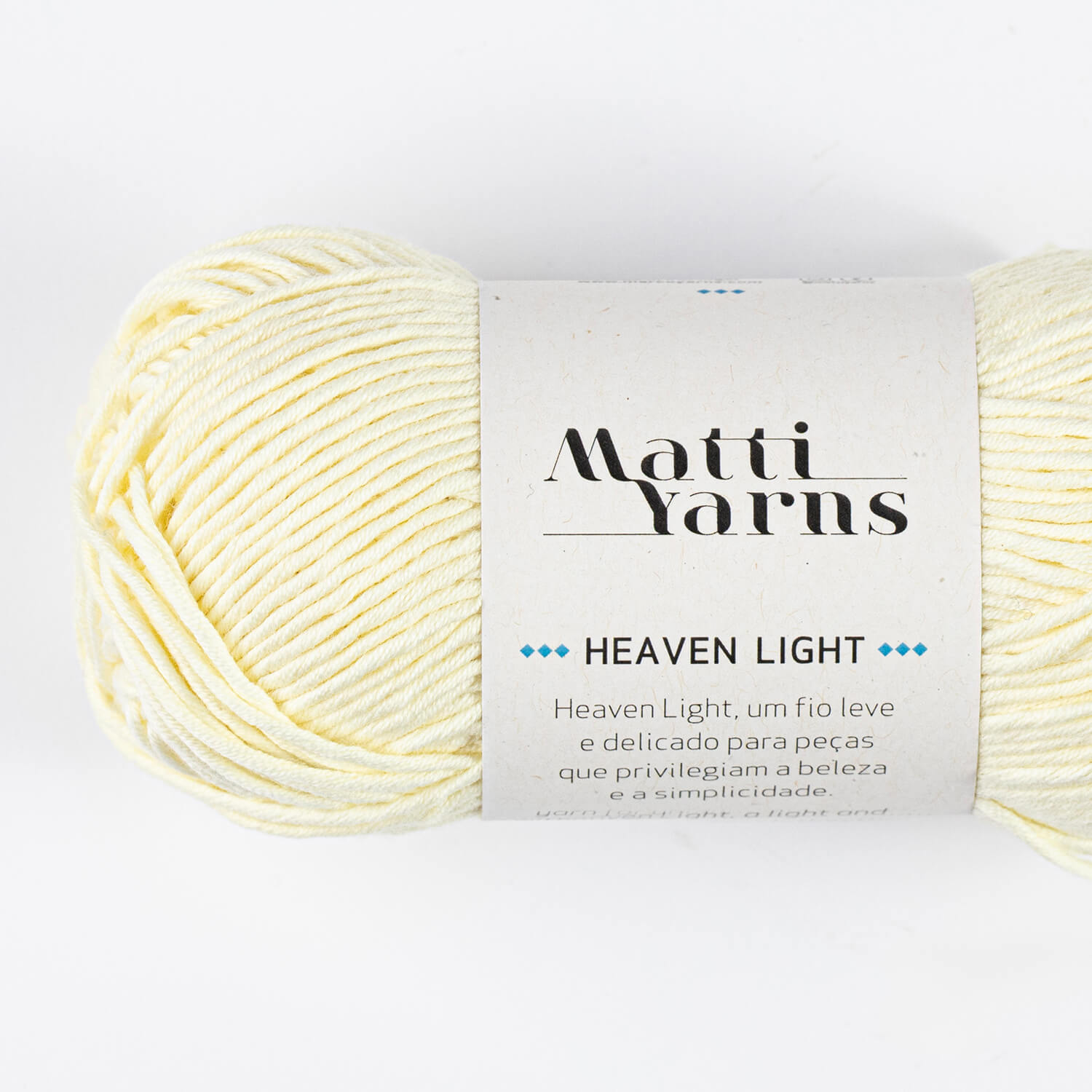 Novelo de fio acrílico creme claro com etiqueta da Matti Yarns