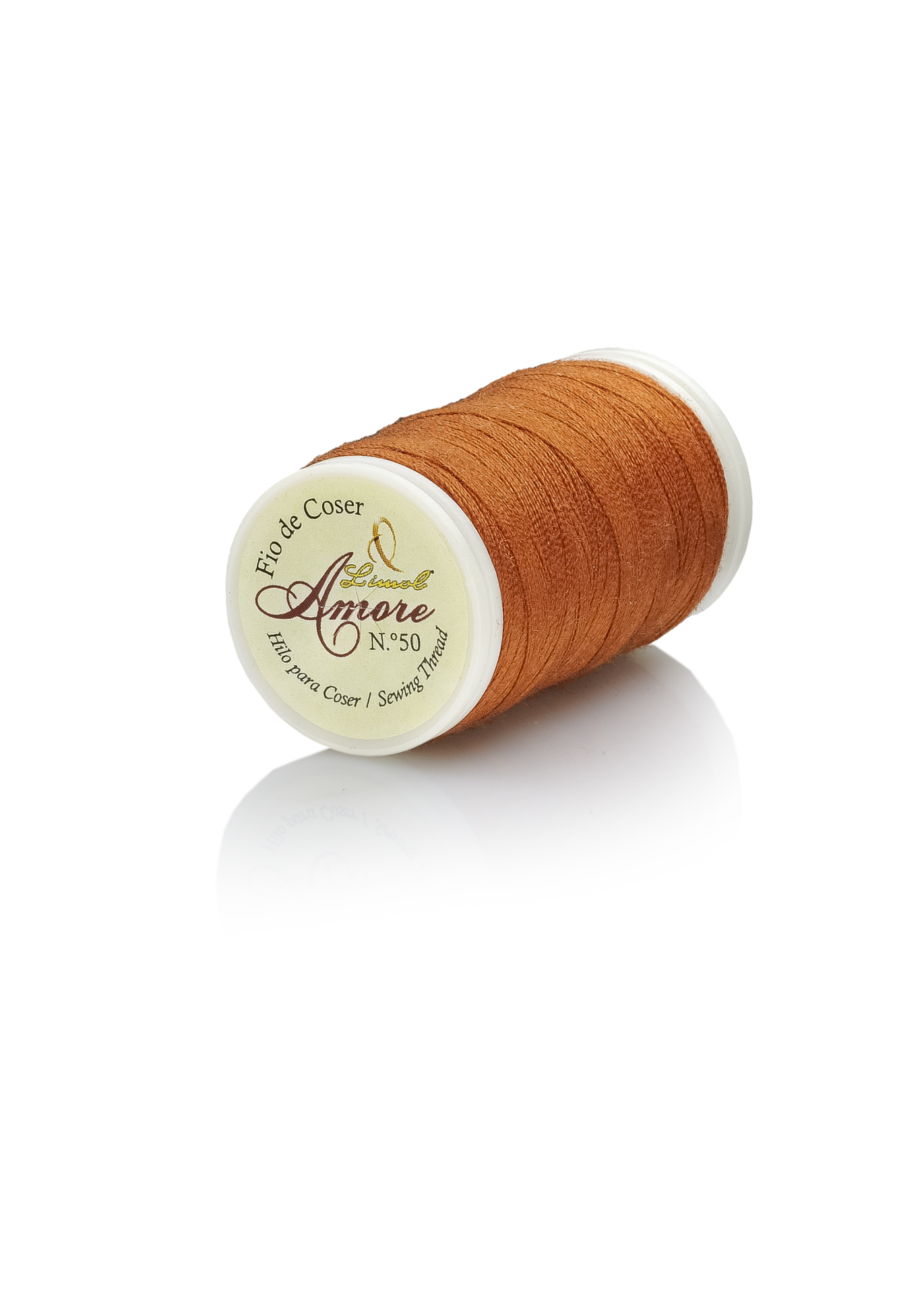 Bobina de linha de coser castanha Amore Nº 50 em fundo branco