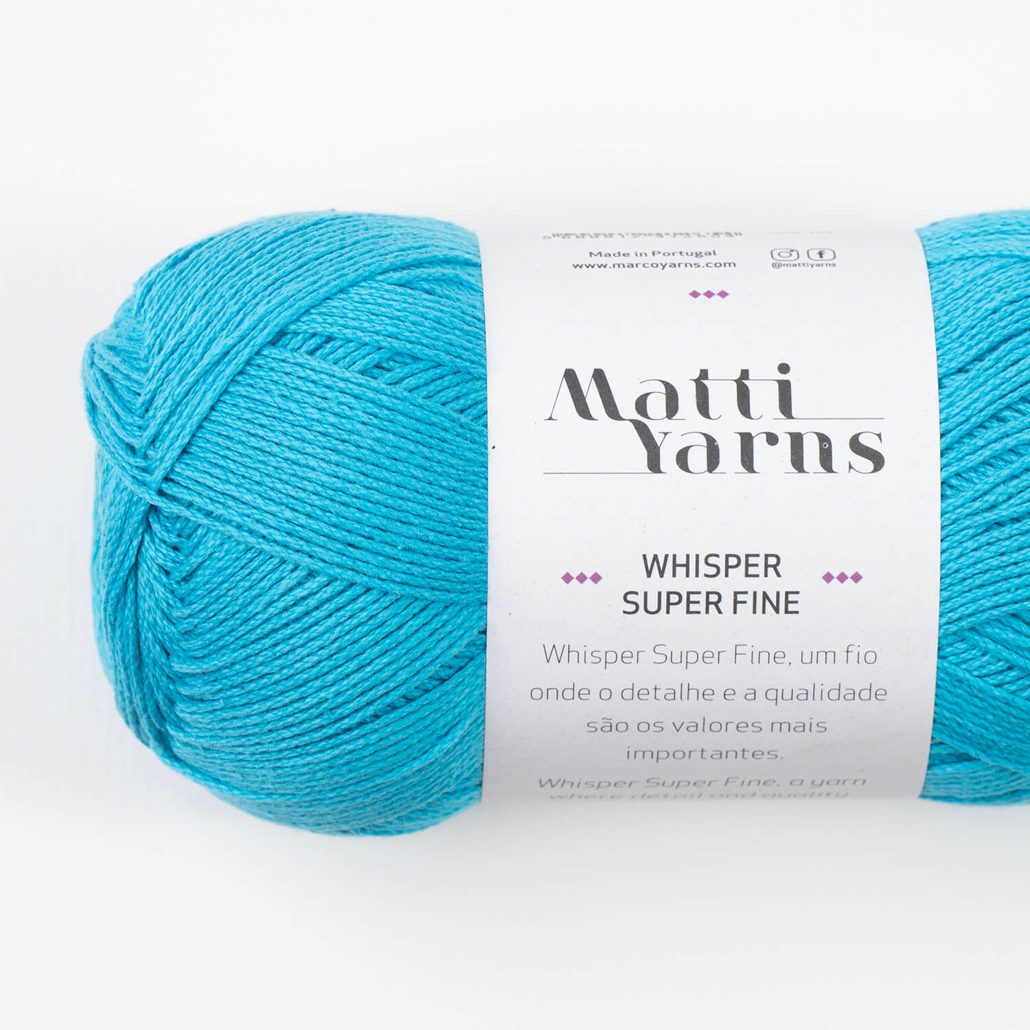 Novelo de fio azul turquesa Matti Yarns Whisper Super Fine com etiqueta branca