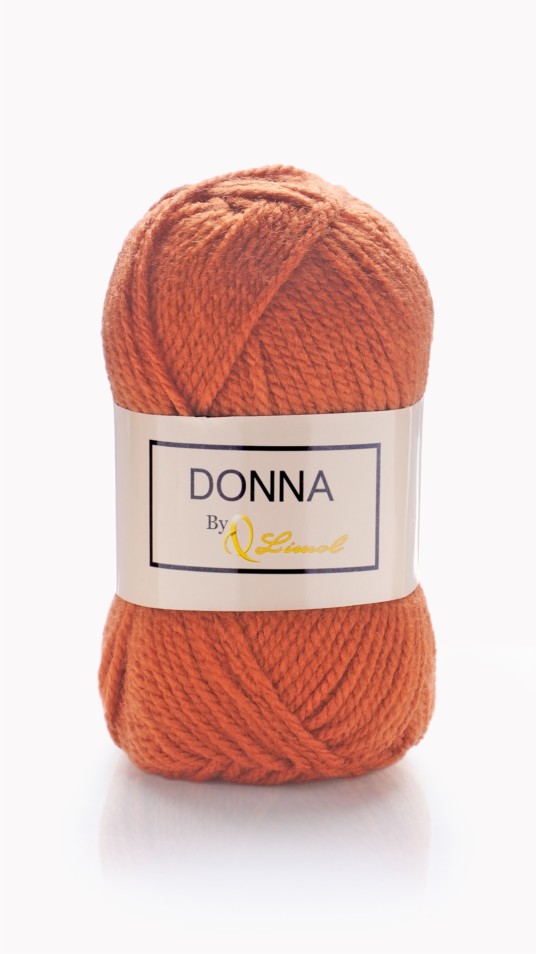 Novelo de lã laranja com etiqueta DONNA de fundo branco