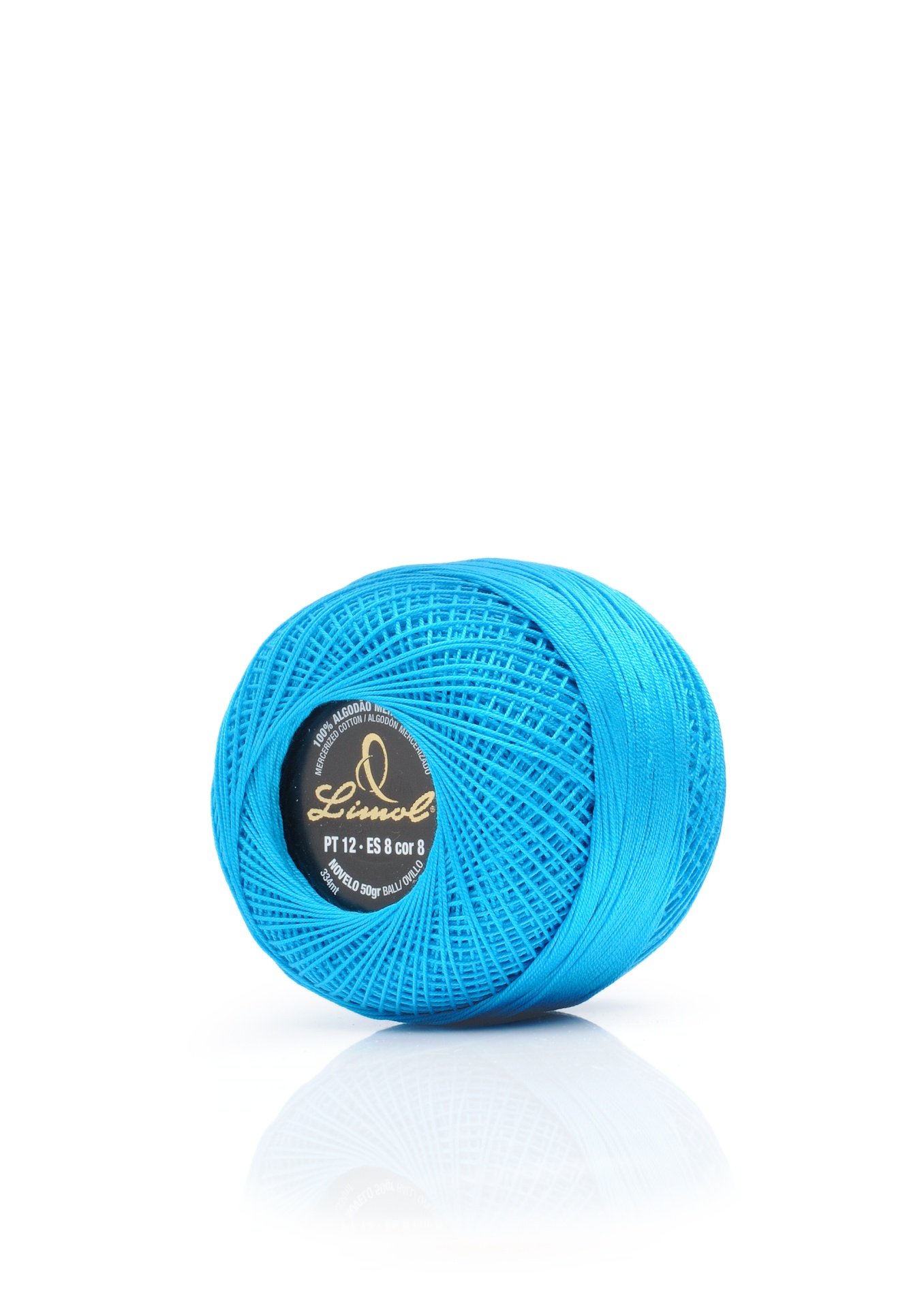 Novelo de linha azul turquesa com etiqueta preta e dourada sobre fundo branco