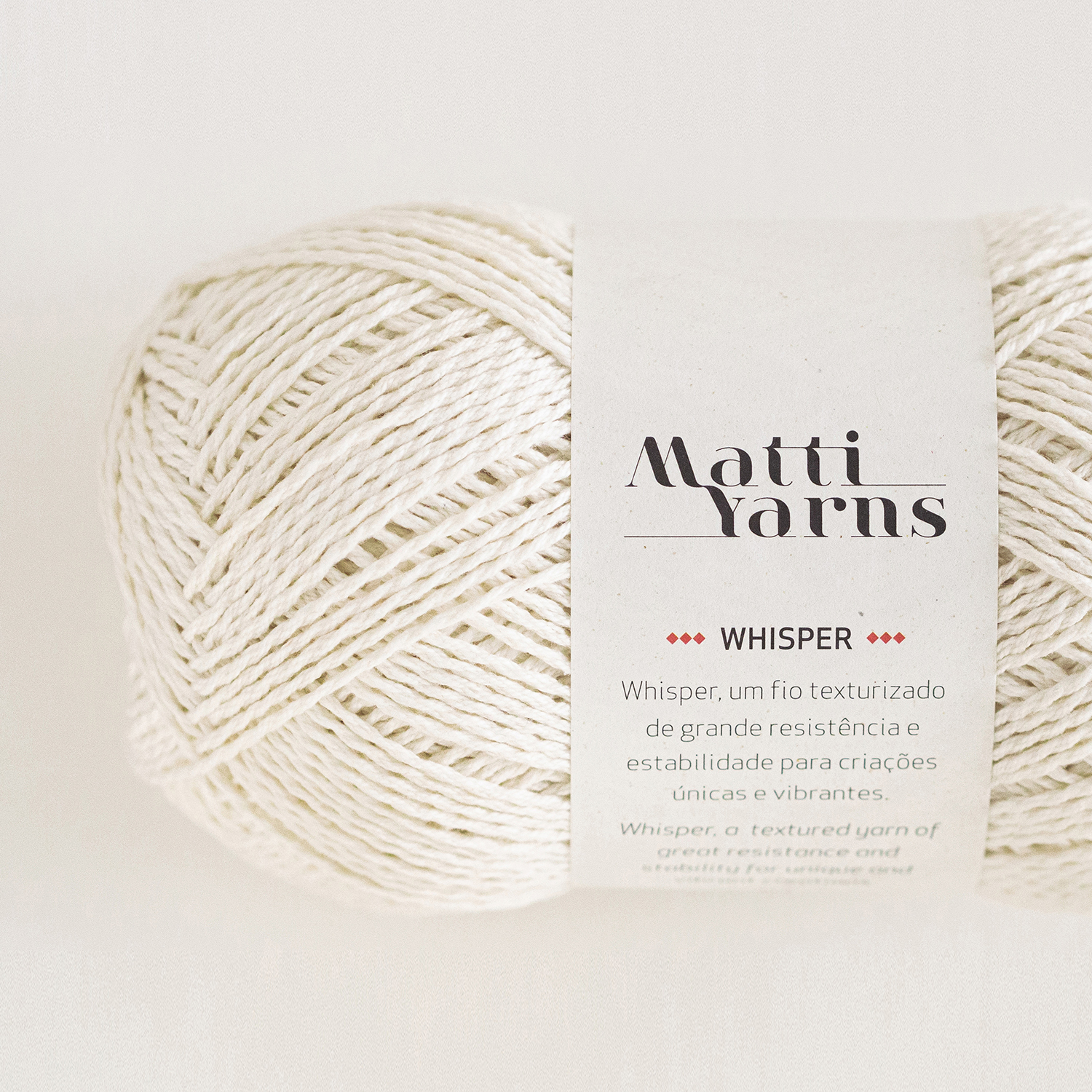 Novelo de fio cru com etiqueta branca Matti Yarns Whisper