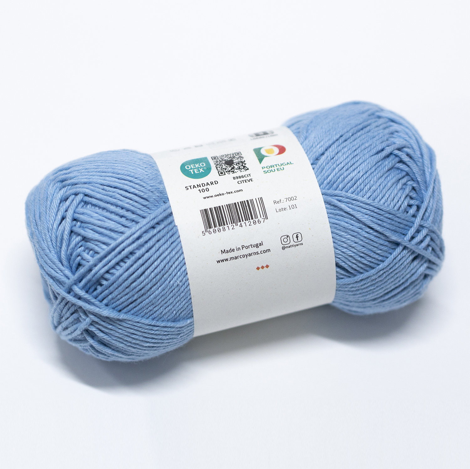 Novelo de fio de lã azul claro com etiqueta branca