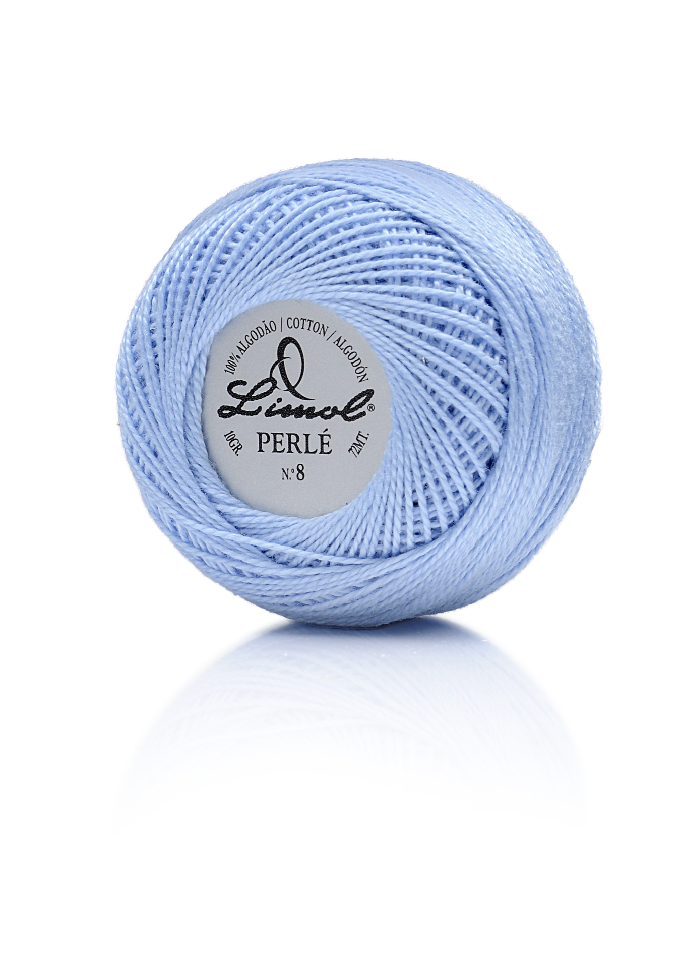 Novelo de fio de algodão azul claro Linol Perlé Nº 8 com etiqueta branca.