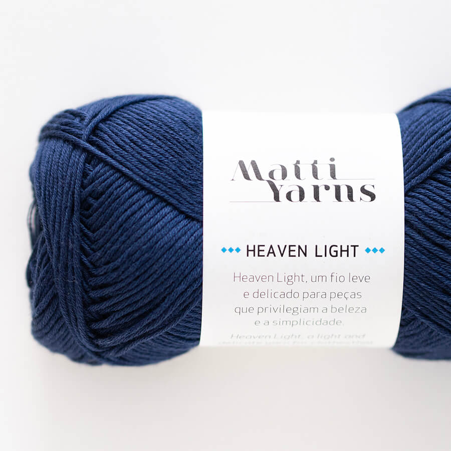 Novelo de lã azul escuro com etiqueta branca da Matti Yarns Heaven Light