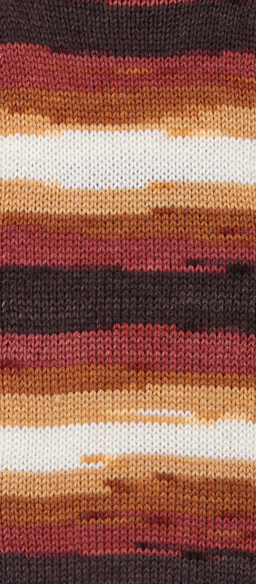 tecido de malha com riscas horizontais em tons castanho, creme, bege, vermelho e laranja