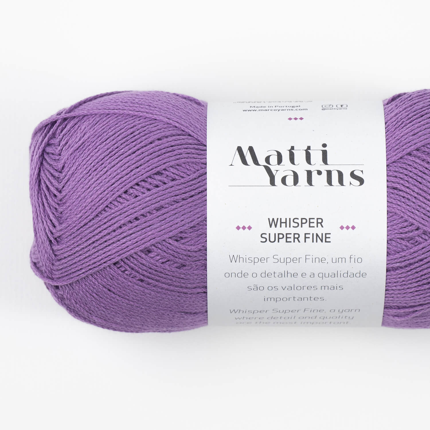 Novelo de lã roxa com etiqueta branca e texto em português.