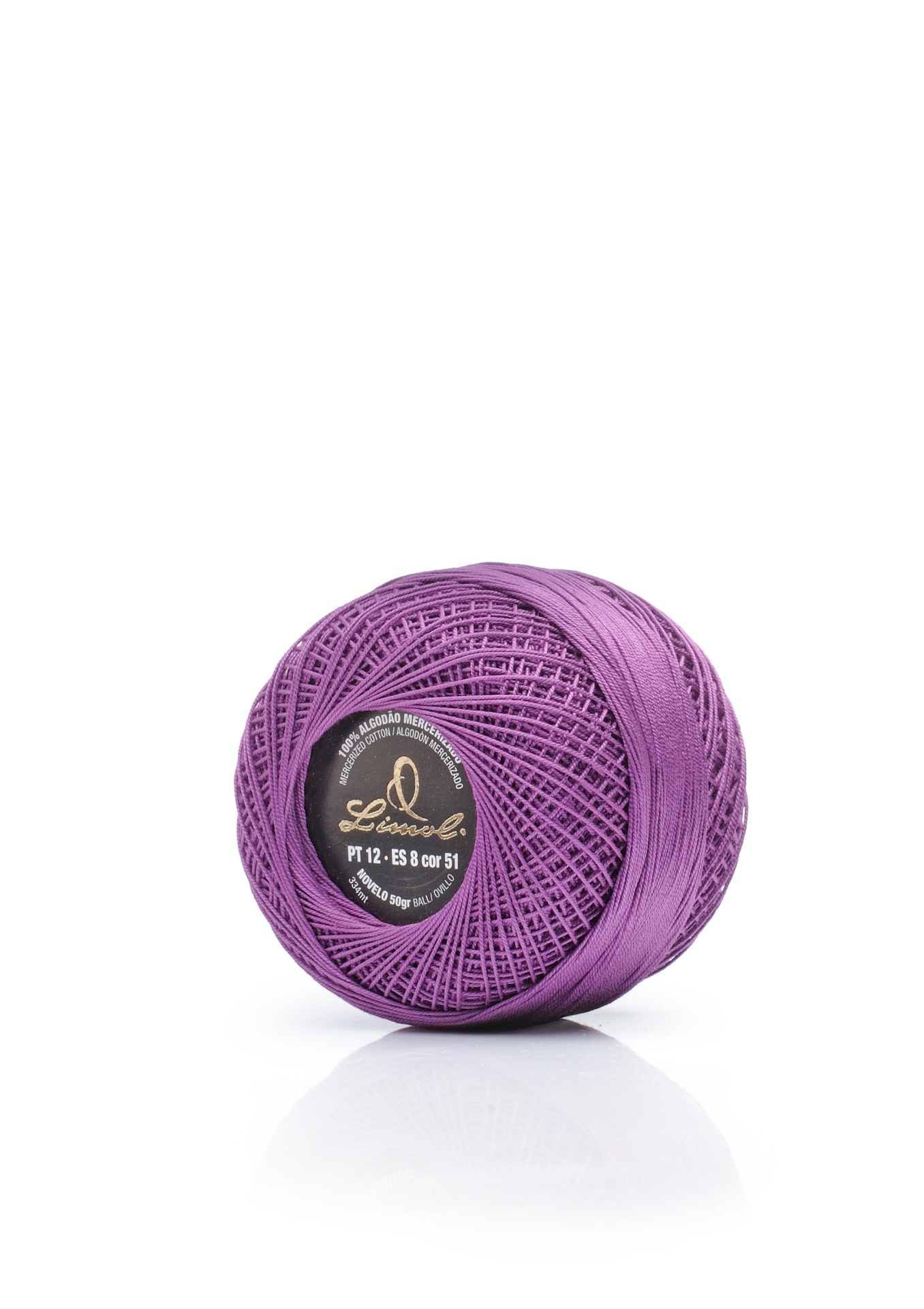 Novelo de linha roxa com etiqueta preta e dourada