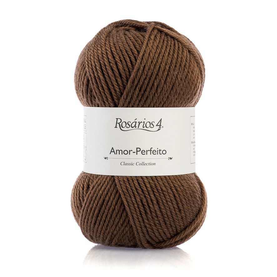Novelo de fio de lã castanho com etiqueta branca Rosários 4 Amor-Perfeito Classic Collection