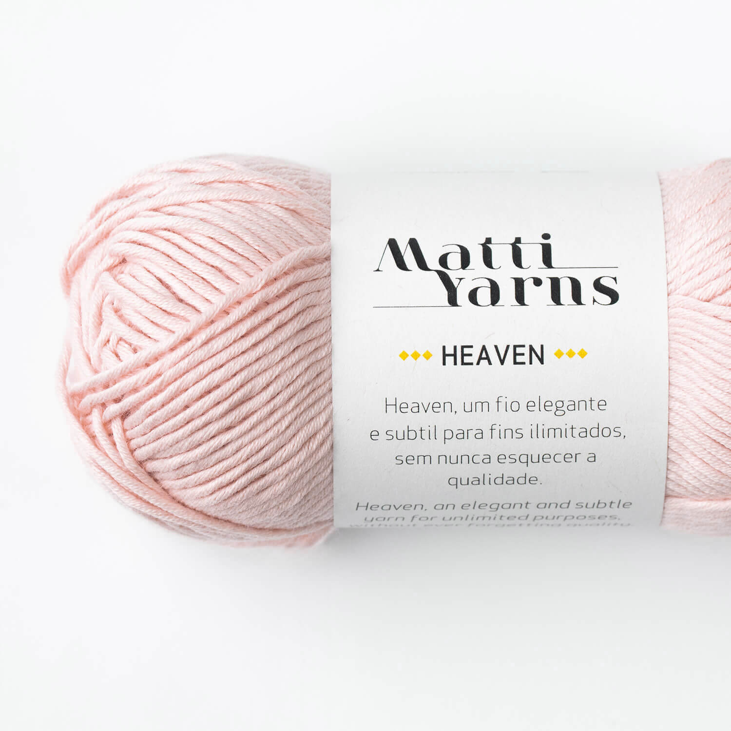 Novelo de fio de lã rosa claro com etiqueta Matti Yarns Heaven