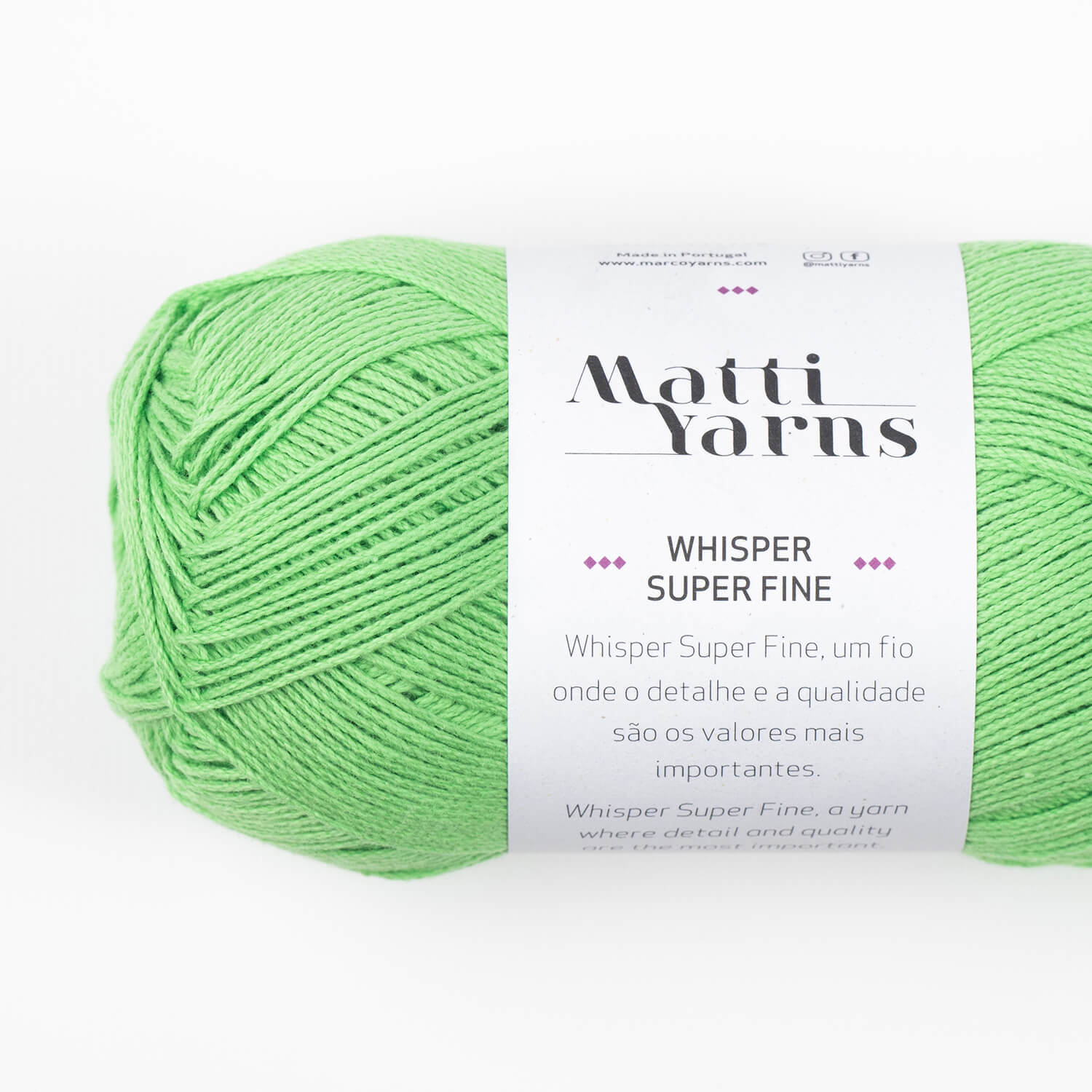 Novelo de lã verde claro com etiqueta branca