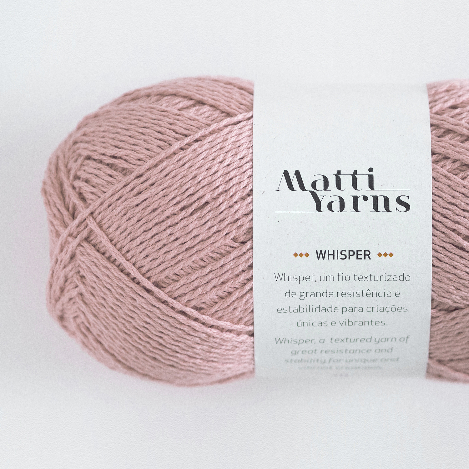 Novelo de fio rosa claro com etiqueta branca da marca Matti Yarns