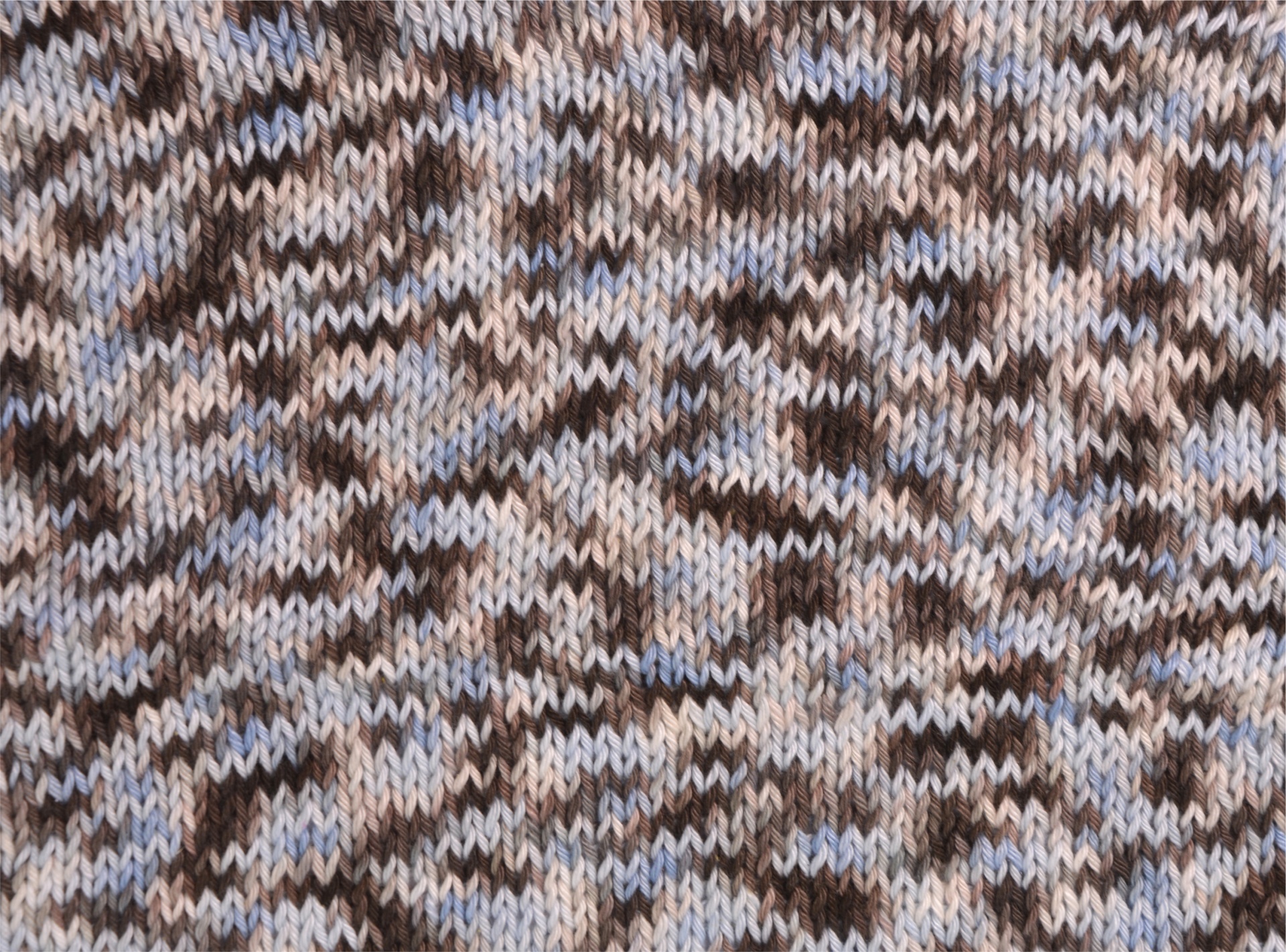 Pano tecido em malha com padrão em azul claro, castanho e bege