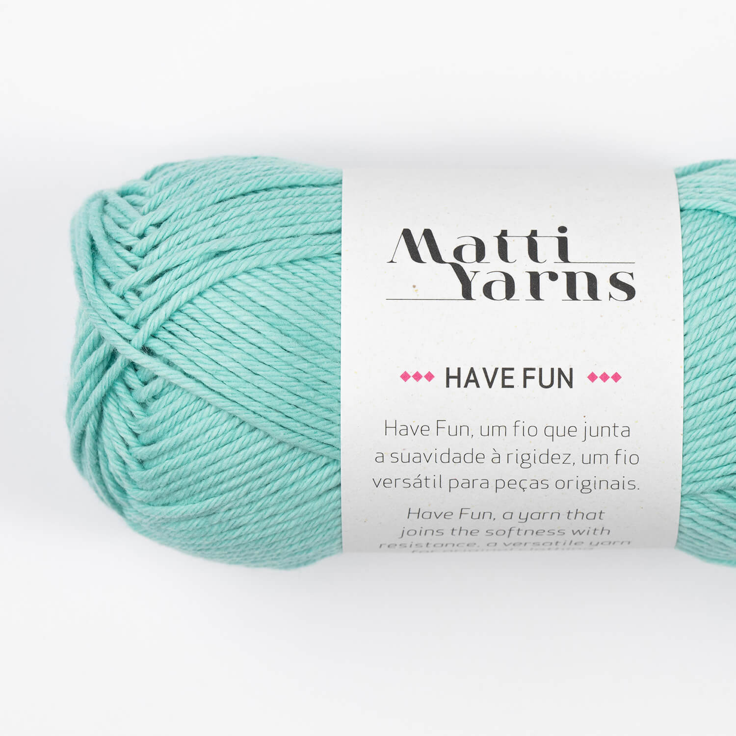 Novelo de lã verde água com etiqueta branca da marca Matti Yarns