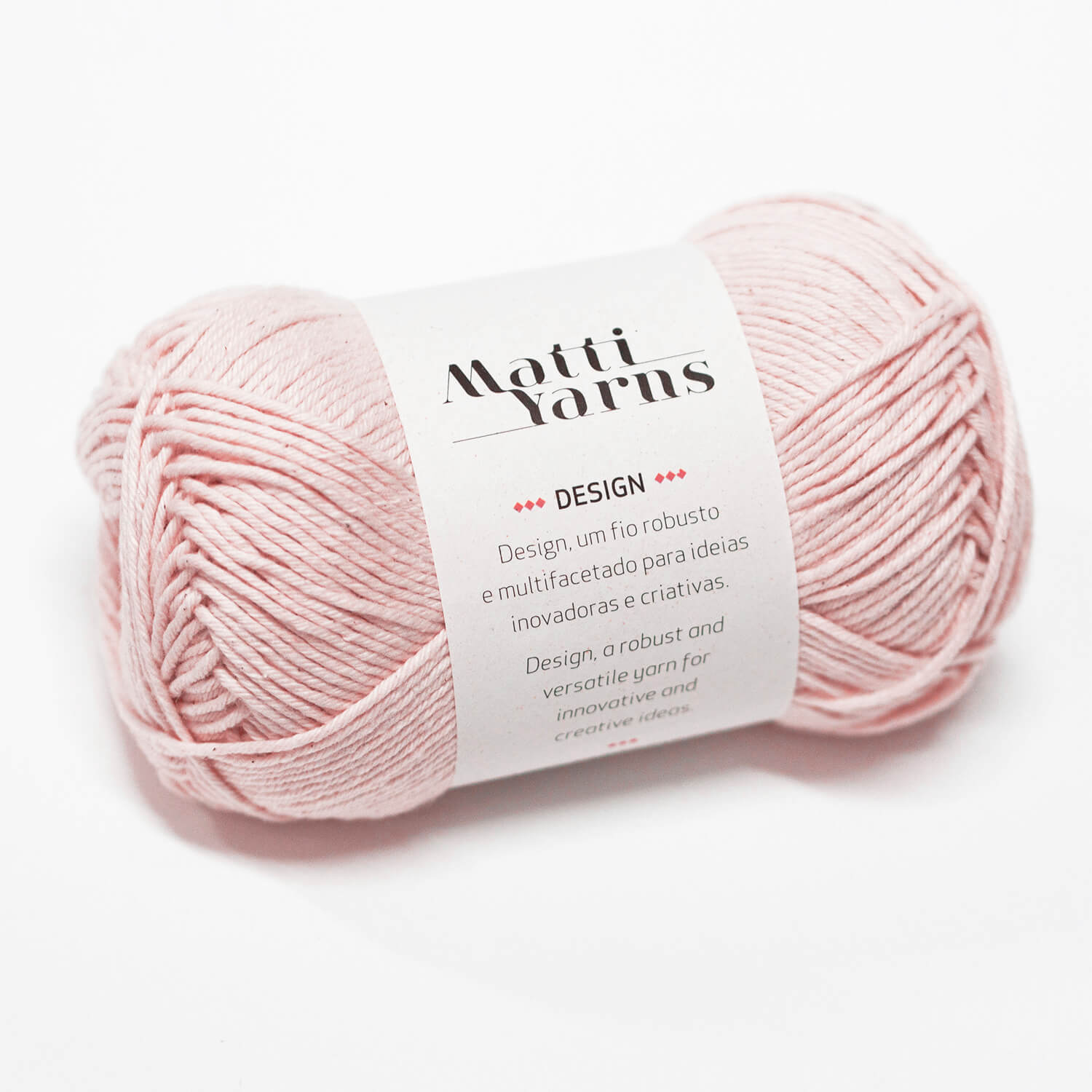 Novelo de lã rosa claro com rótulo branco da Matti Yarns
