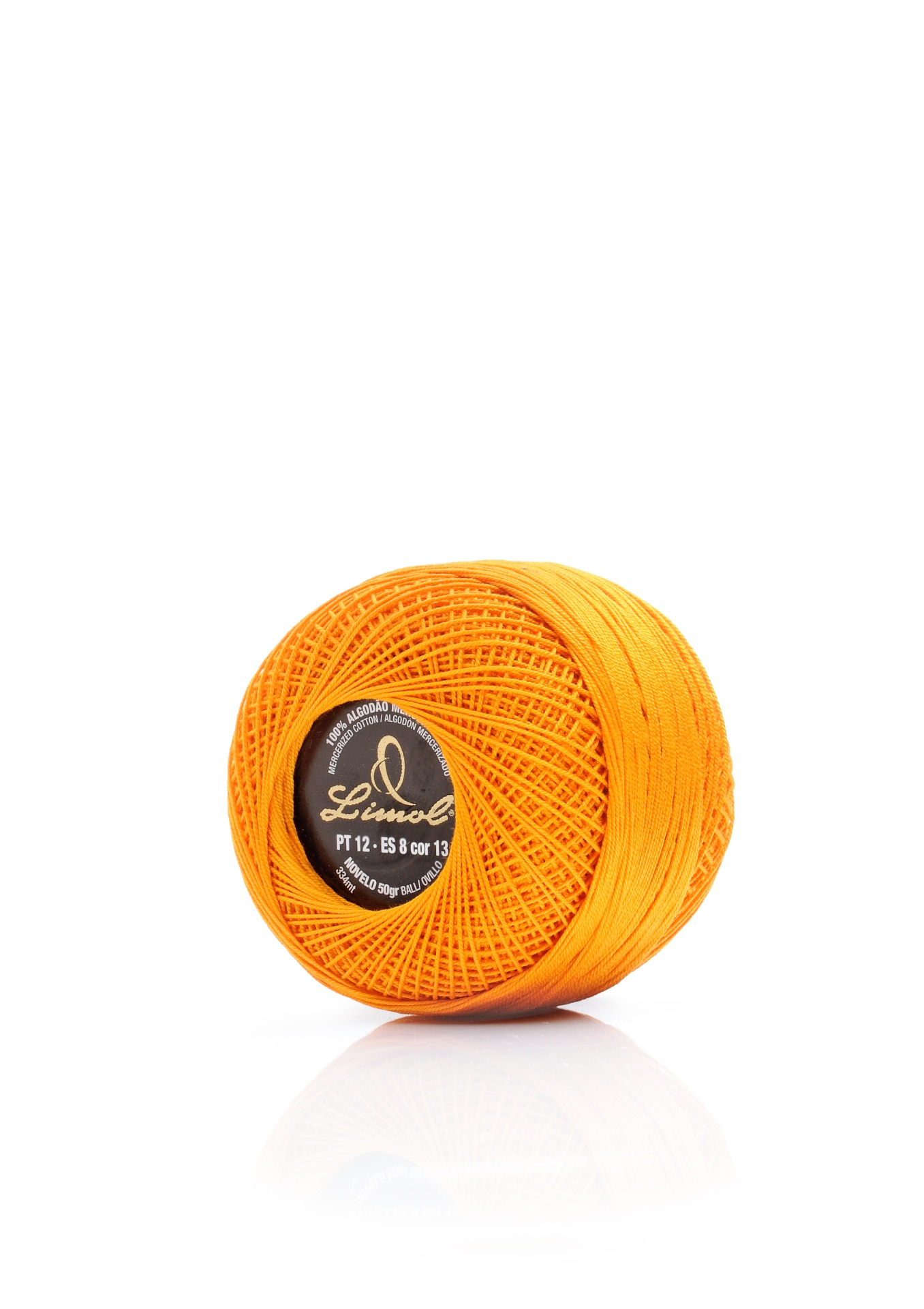 Novelo de linha laranja com rótulo preto sobre fundo branco