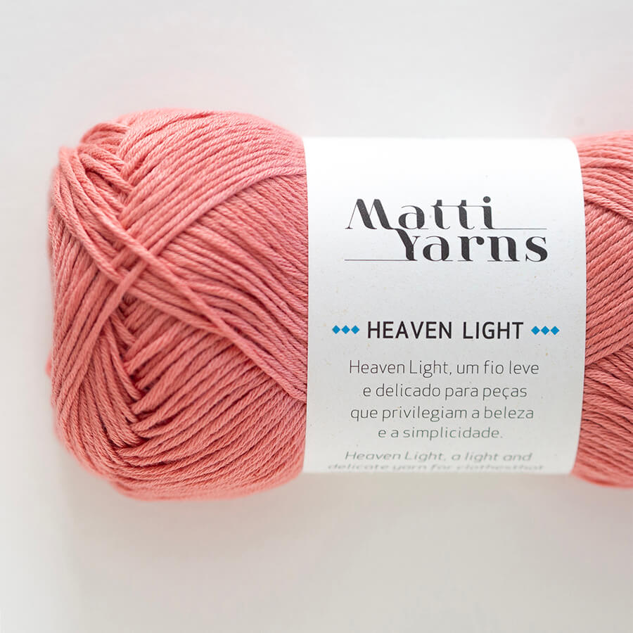Novelo de fio rosa salmão com etiqueta branca da marca Matti Yarns