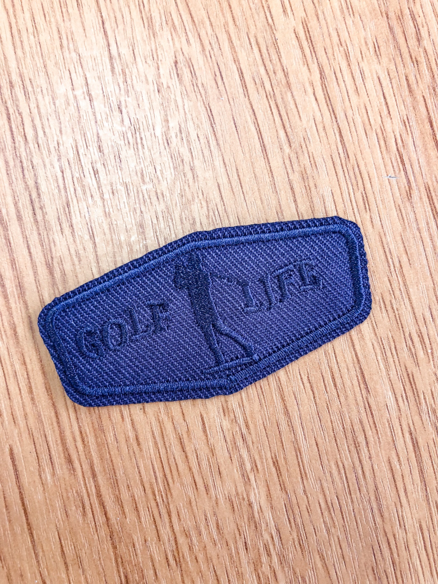 Emblema tecido azul com jogador de golfe e texto GOLF LIFE