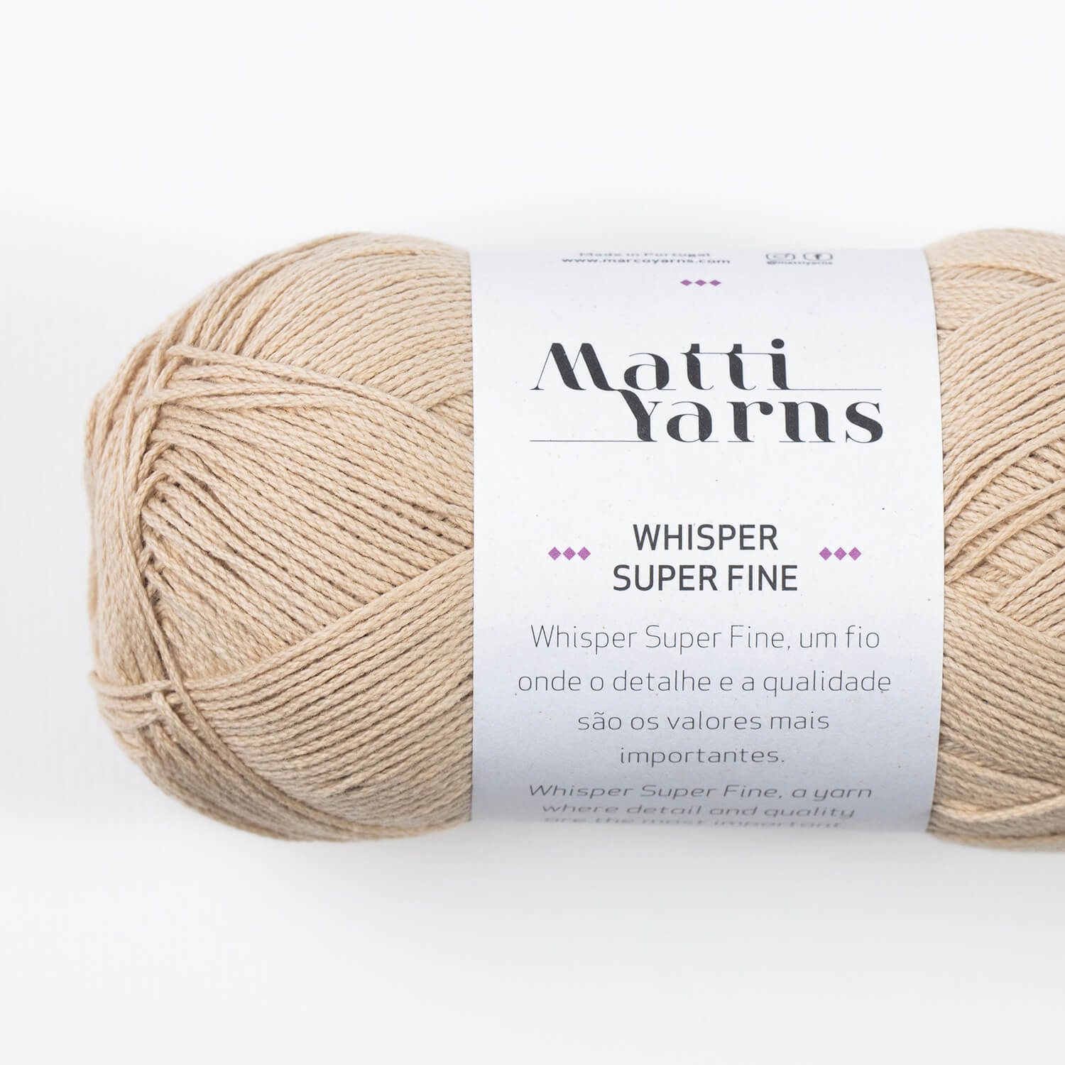 Novelo de lã bege claro com etiqueta branca da Matti Yarns Whisper Super Fine