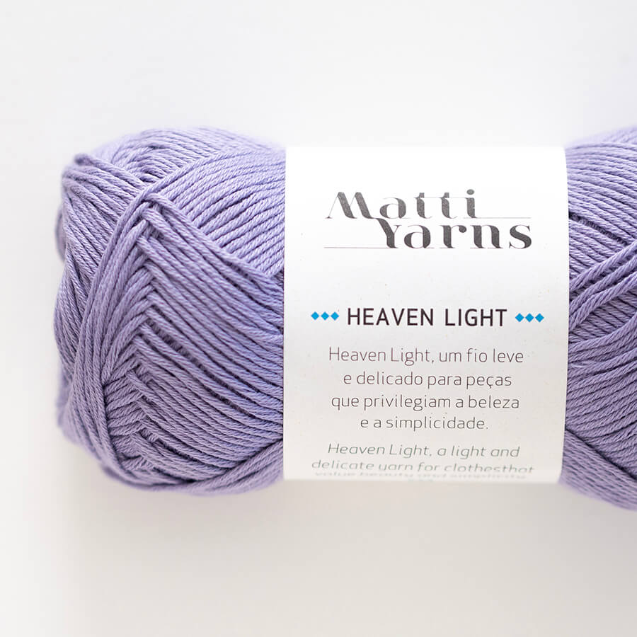 Novelo de fio lilás com etiqueta branca da marca Matti Yarns Heaven Light