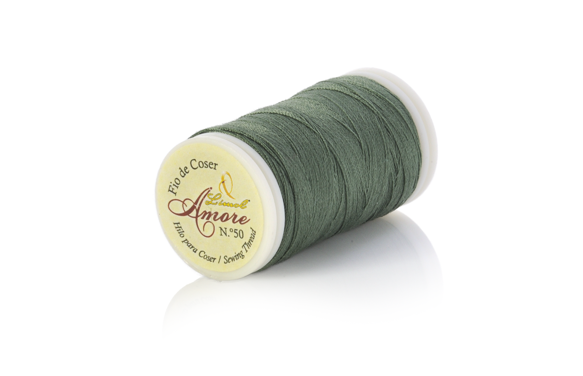 Rolo de linha de costura verde escuro com rótulo amarelo e texto visível