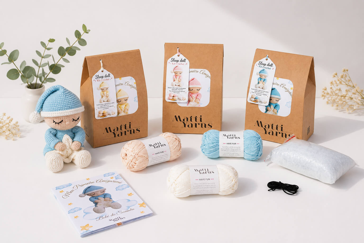 Kit de croché com boneco azul, novelos de lã e manual