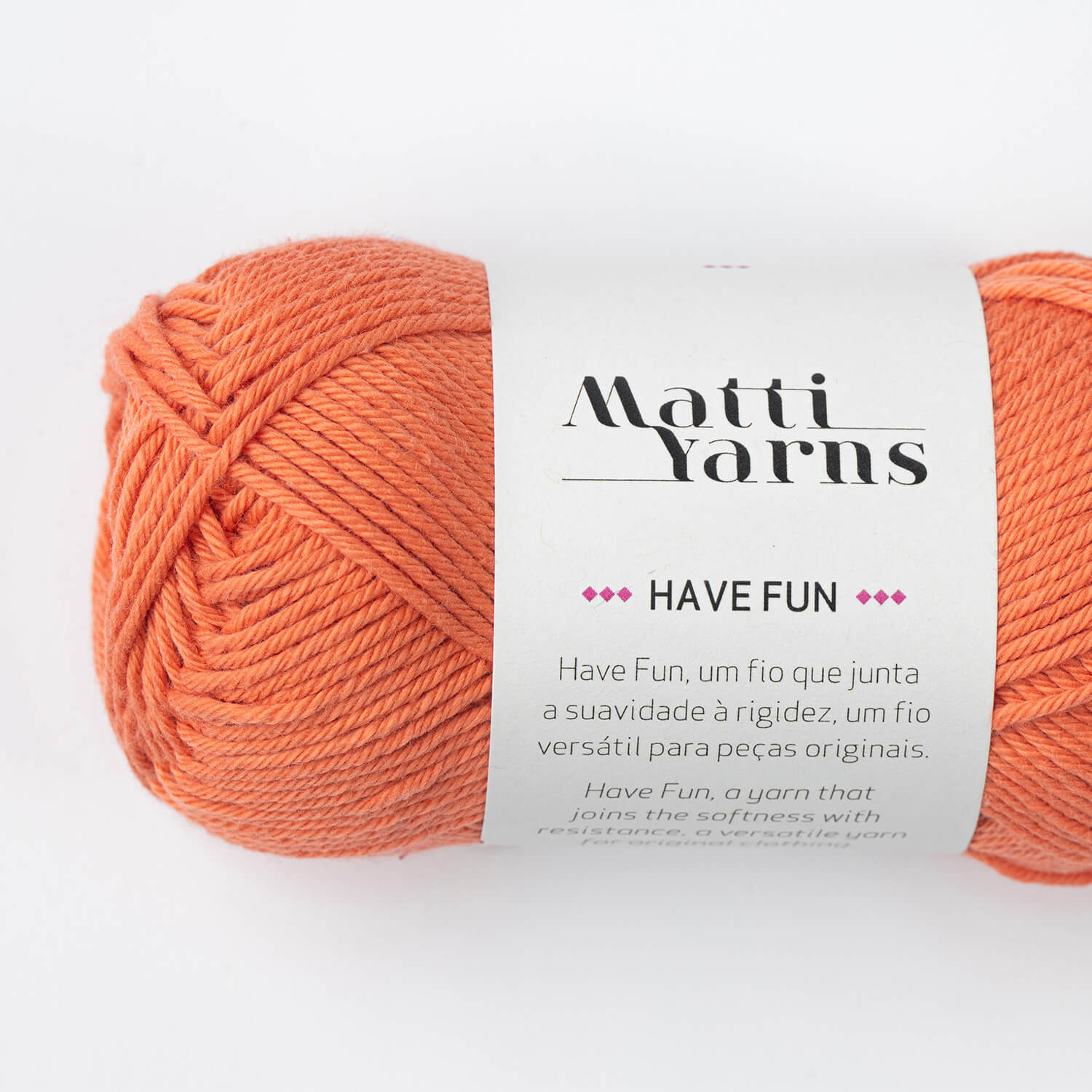 Novelo de fio laranja Matti Yarns HAVE FUN com etiqueta branca