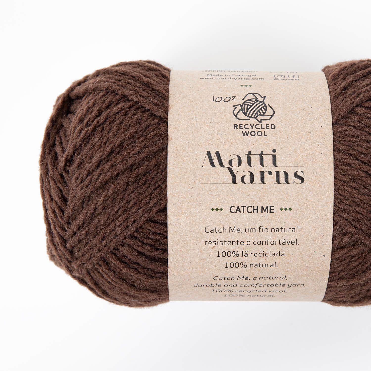 Novelo castanho de lã reciclada com rótulo Kraft da marca Matti Yarns