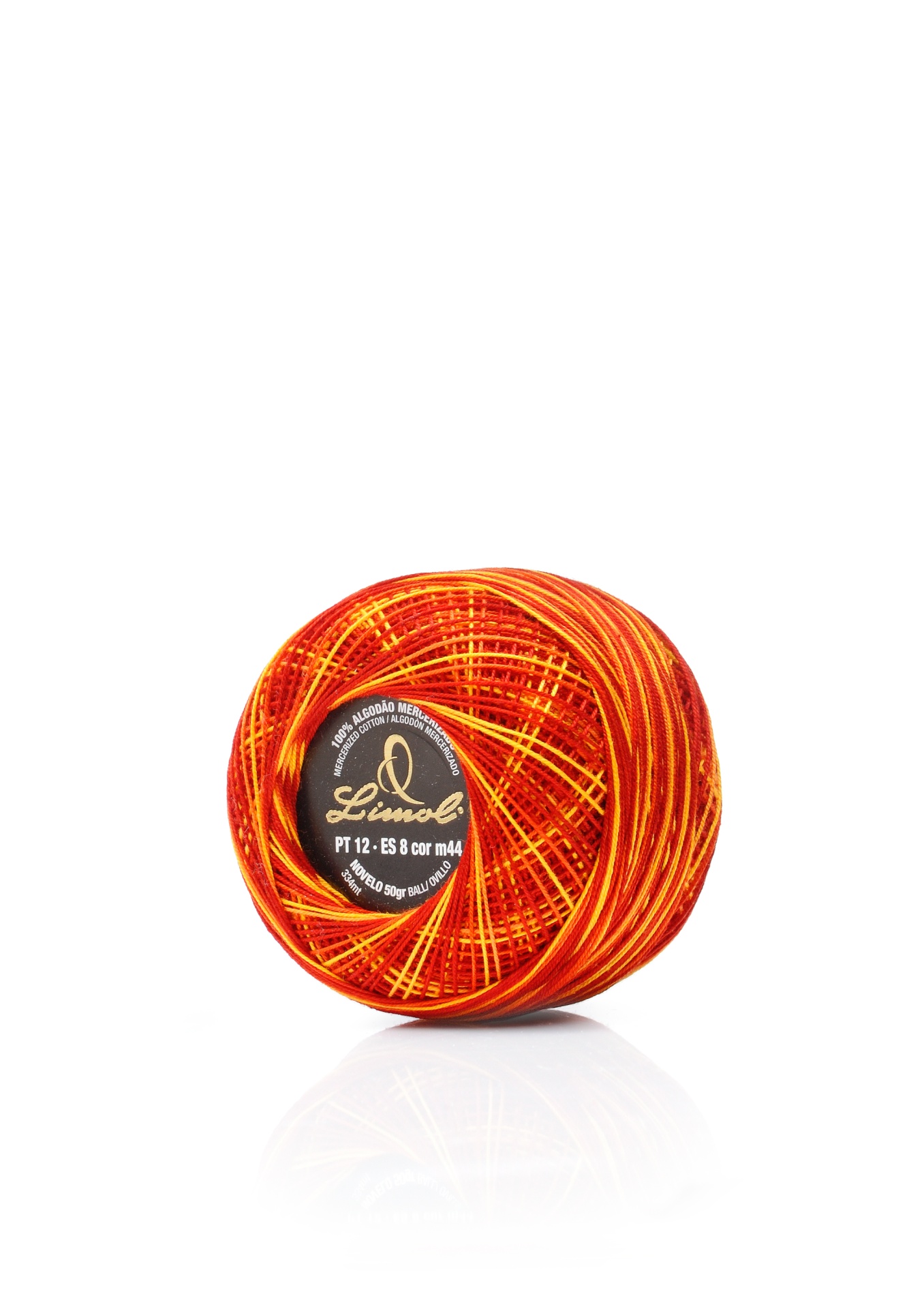 Rolo de linha de algodão laranja com rótulo preto em fundo branco