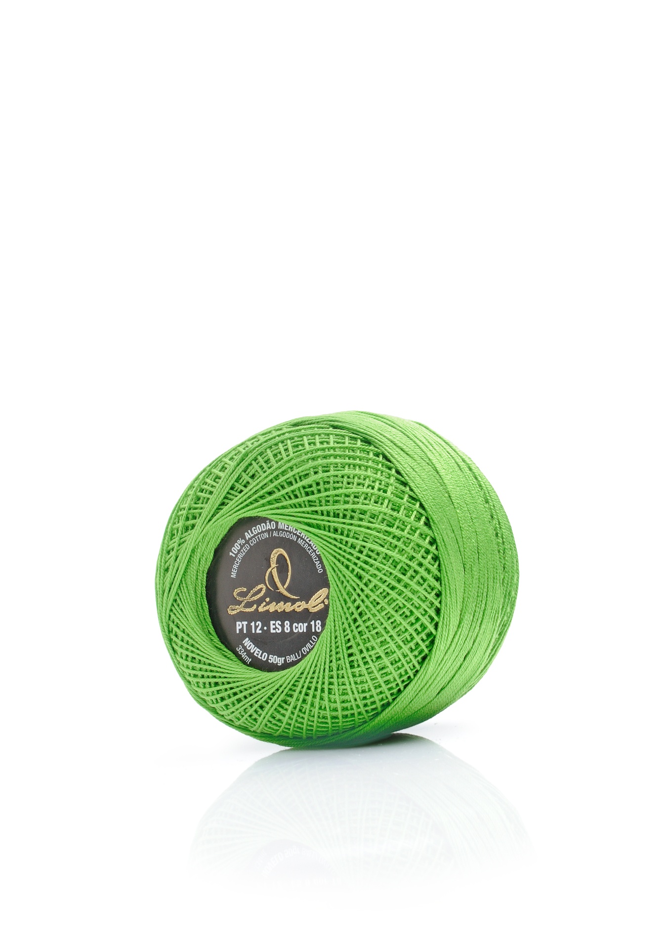 Rolo de linha verde em algodão com etiqueta preta e dourada