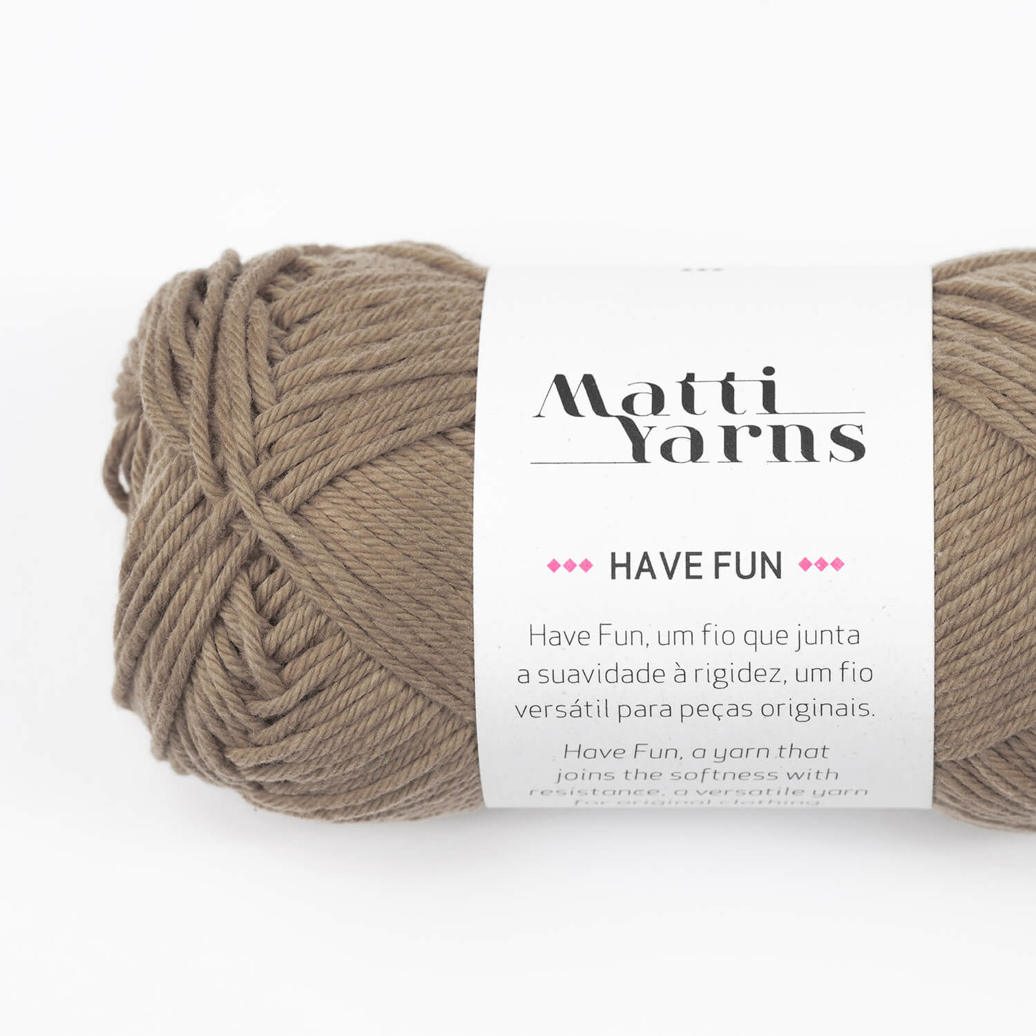 Novelo de fio de lã castanho com rótulo branco da marca Matti Yarns