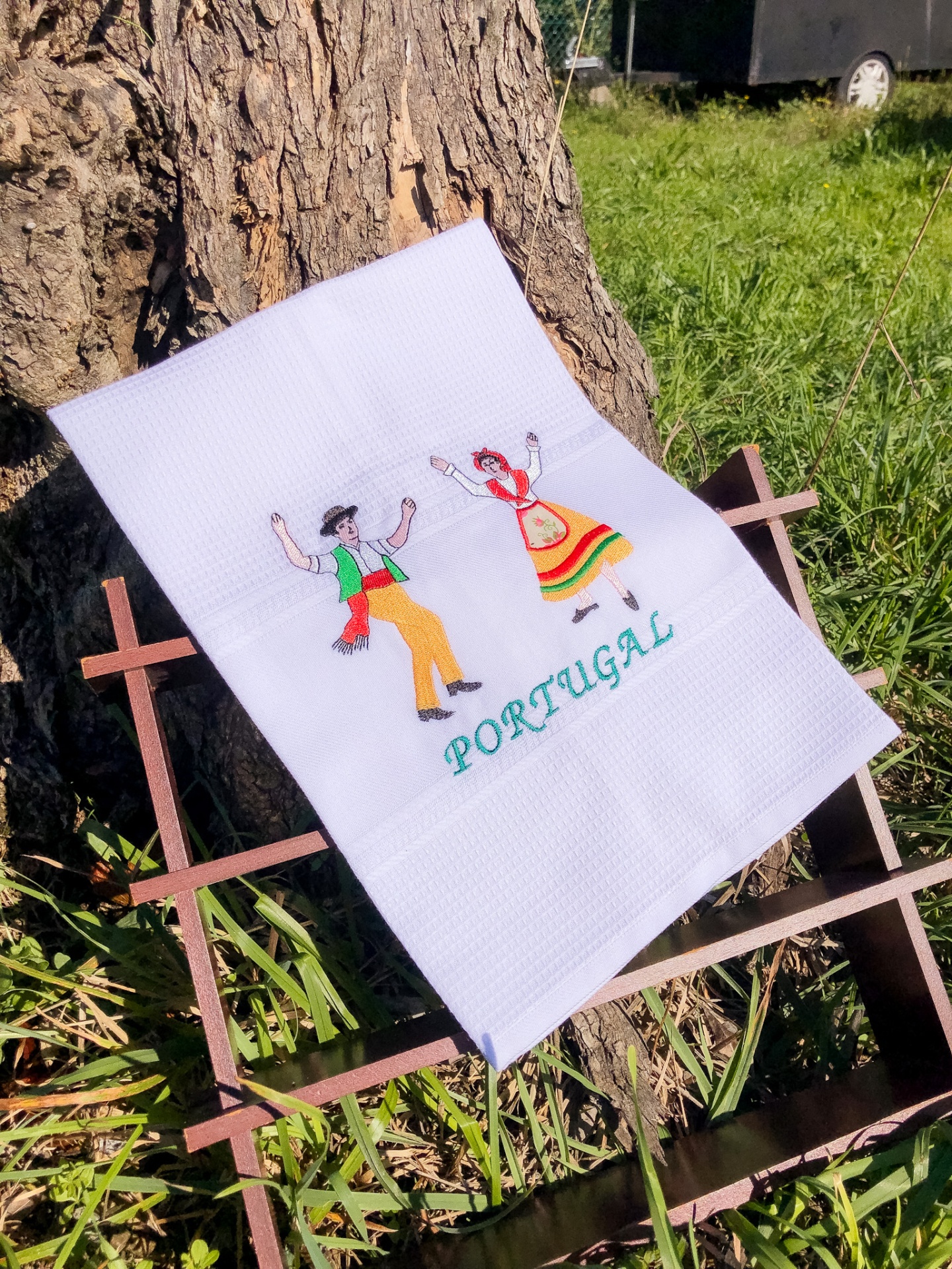 Toalha branca bordada com dança tradicional portuguesa e palavra PORTUGAL