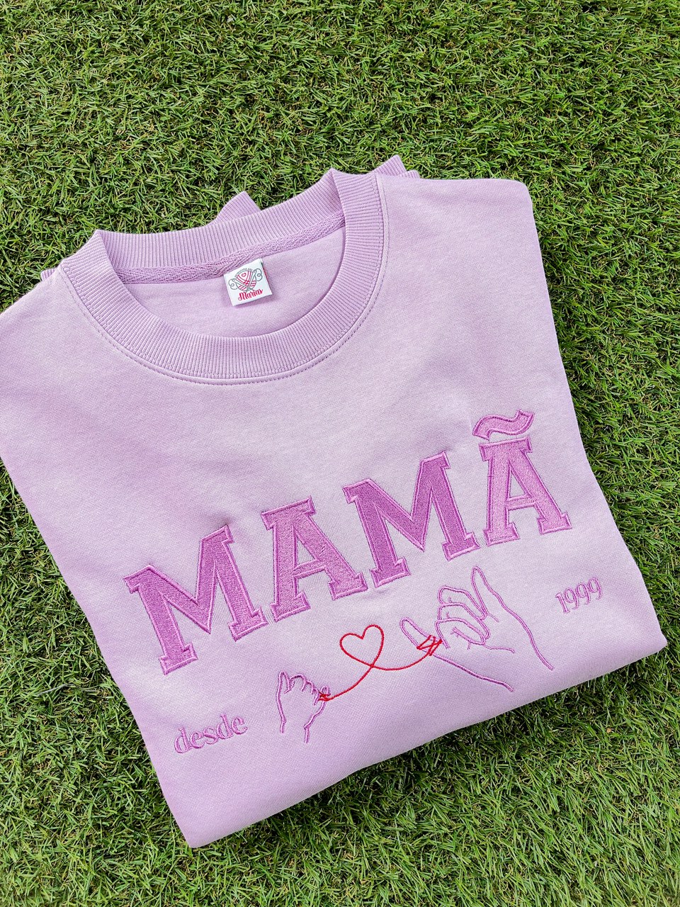 Sweatshirt lilás com bordado MAMÃ desde 1999 sobre relva