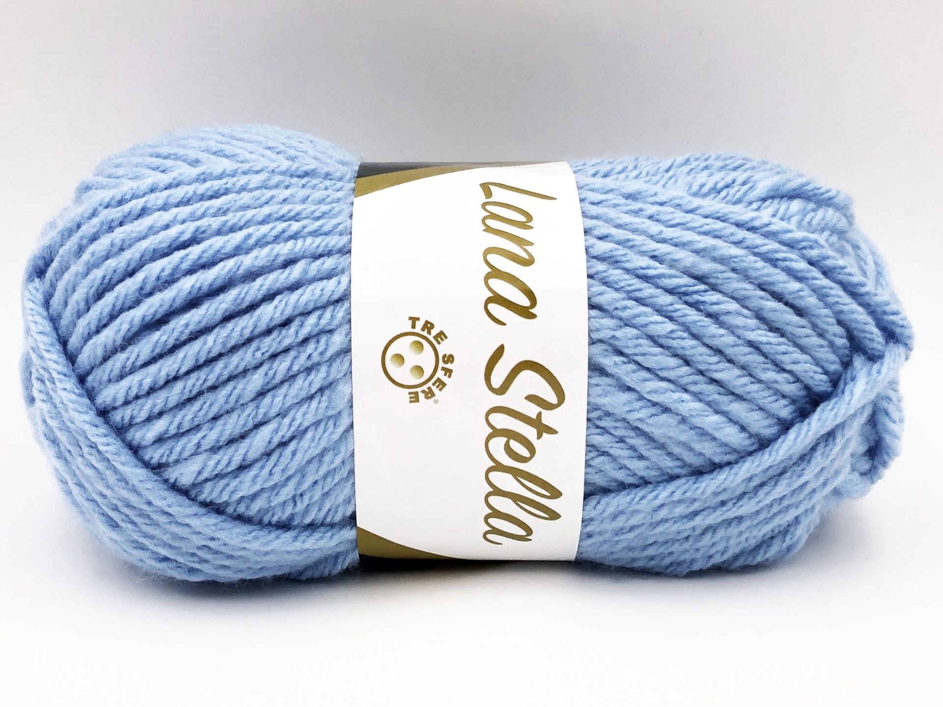 Novelo de lã azul clara grosso com etiqueta branca 'Lana Stella'