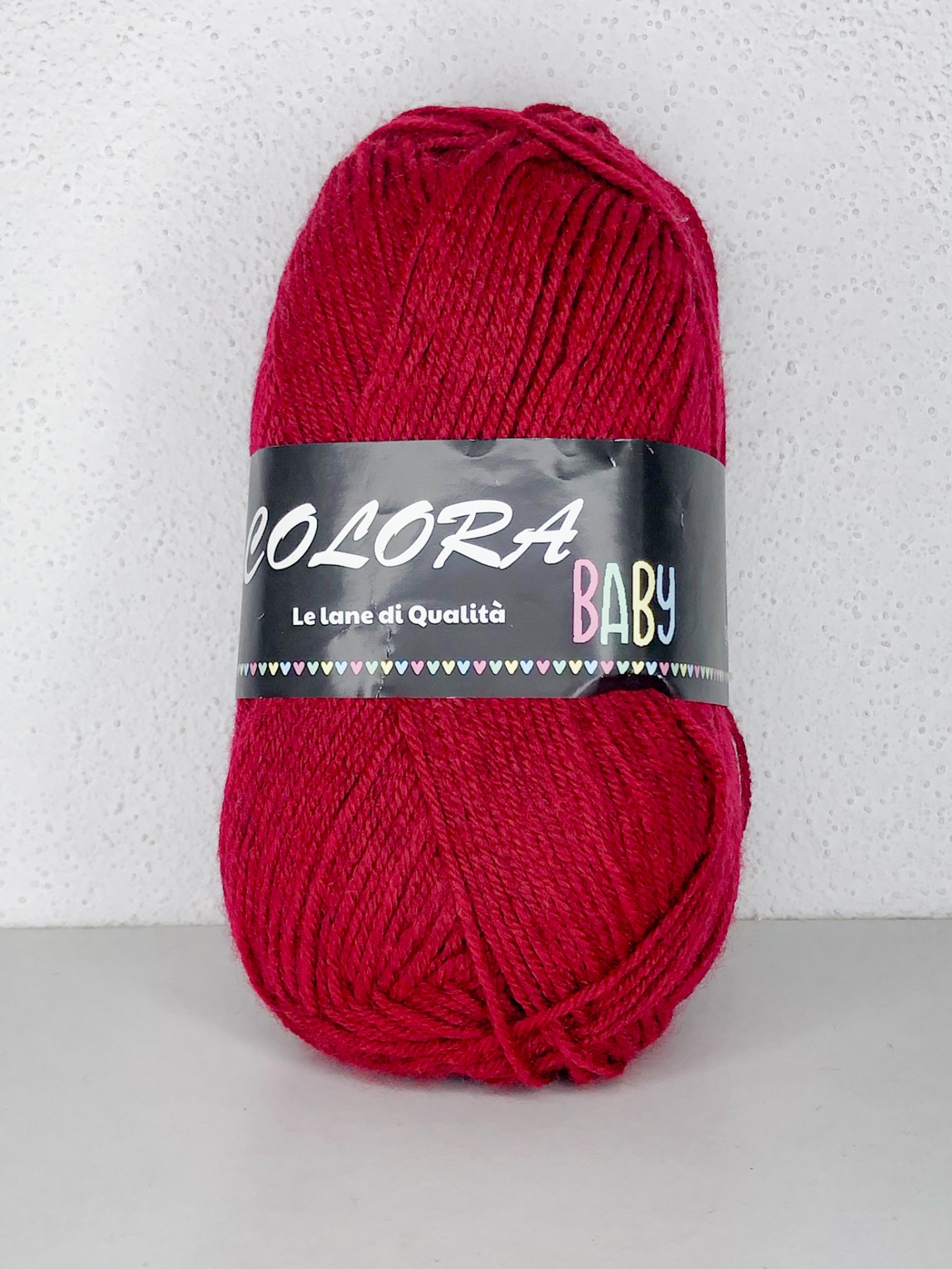 Novelo de lã vermelho escuro com etiqueta preta ColorA Baby