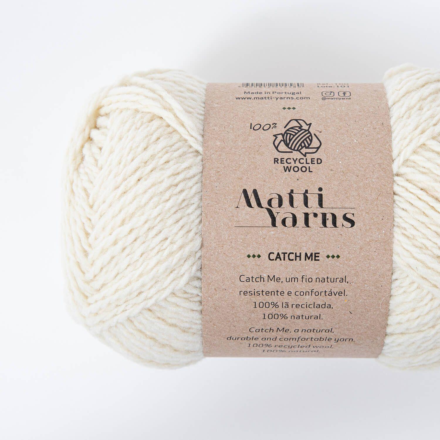 Novelo de lã reciclada natural com rótulo da marca Matti Yarns