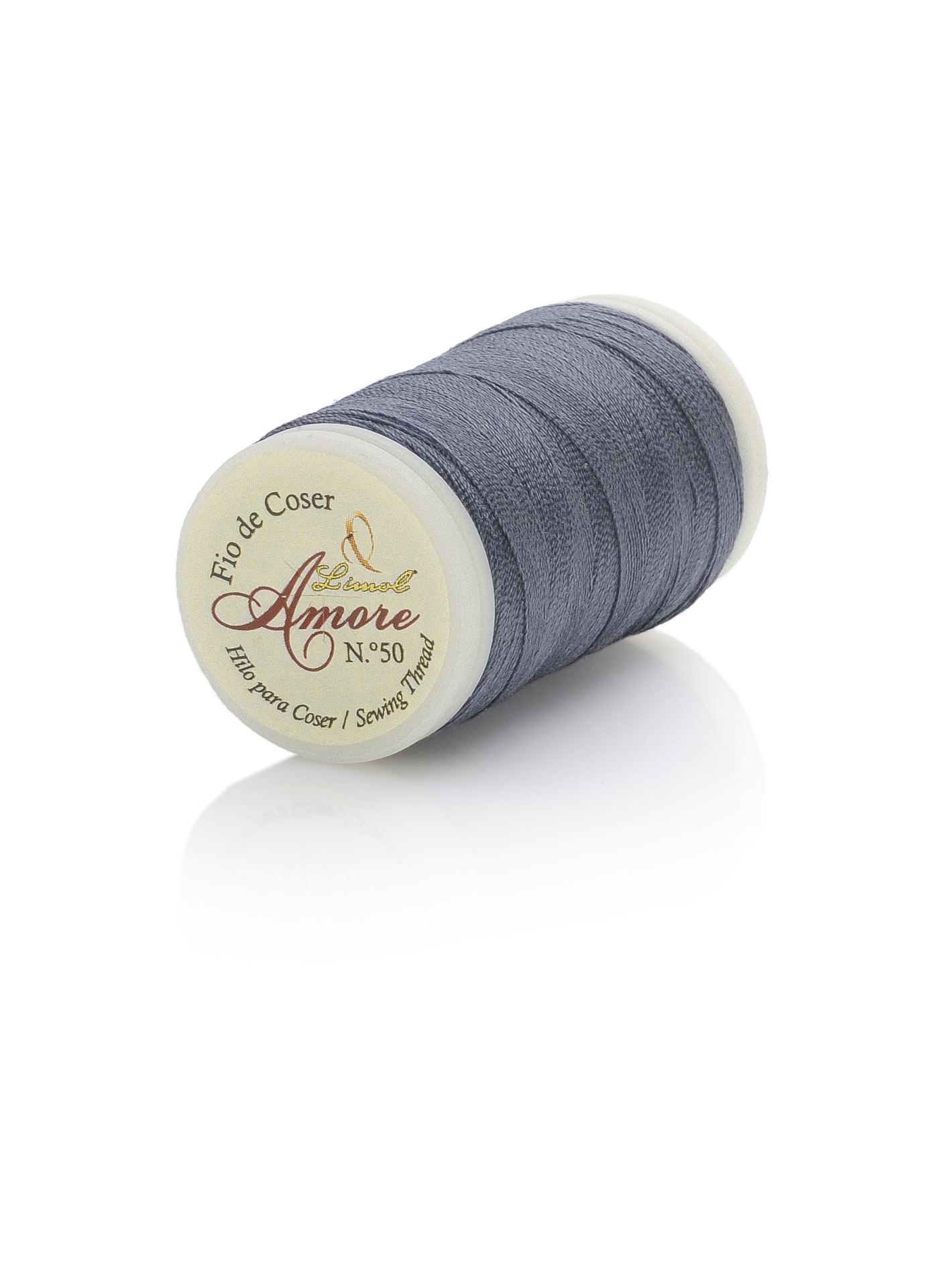 Rolo de linha cinzenta Amore N.º 50 sobre fundo branco.