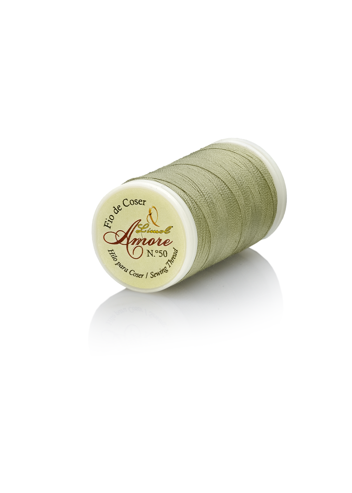 Rolo de linha de coser verde com etiqueta Amore no fundo branco