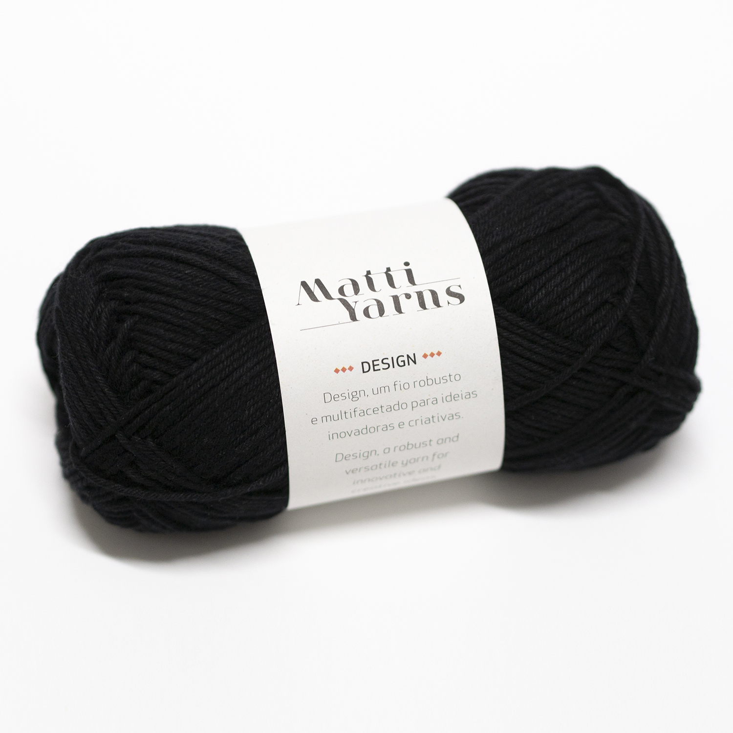 Novelo preto de lã Motti Yarns com etiqueta branca
