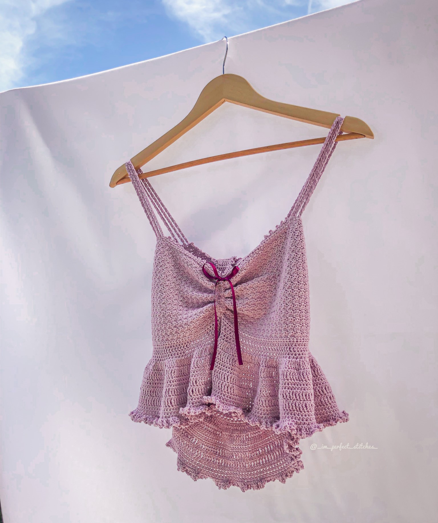 Top de crochet cor-de-rosa claro com alças finas duplas e babados