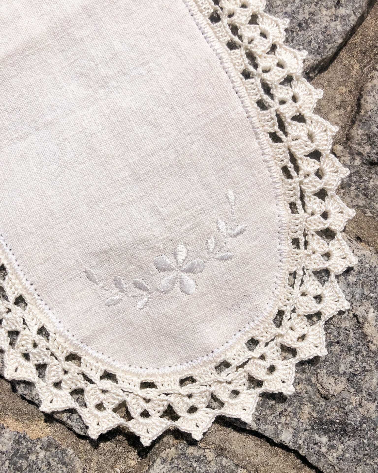 Toalha branca de linho com bordado floral e renda crochetada