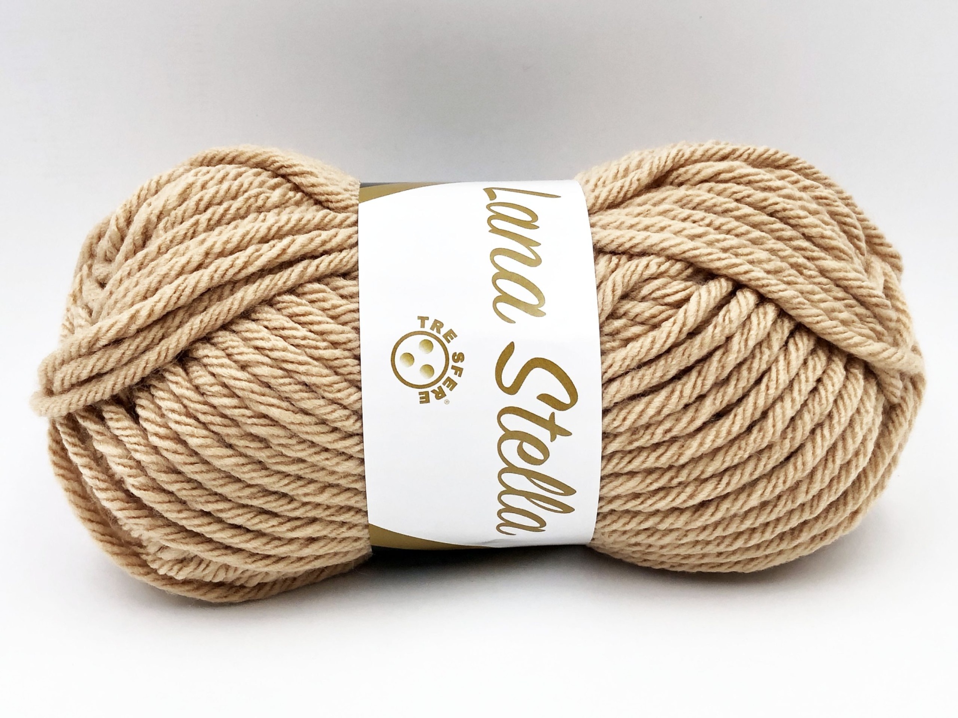 Novelo de lã bege com etiqueta branca e dourada em fundo branco