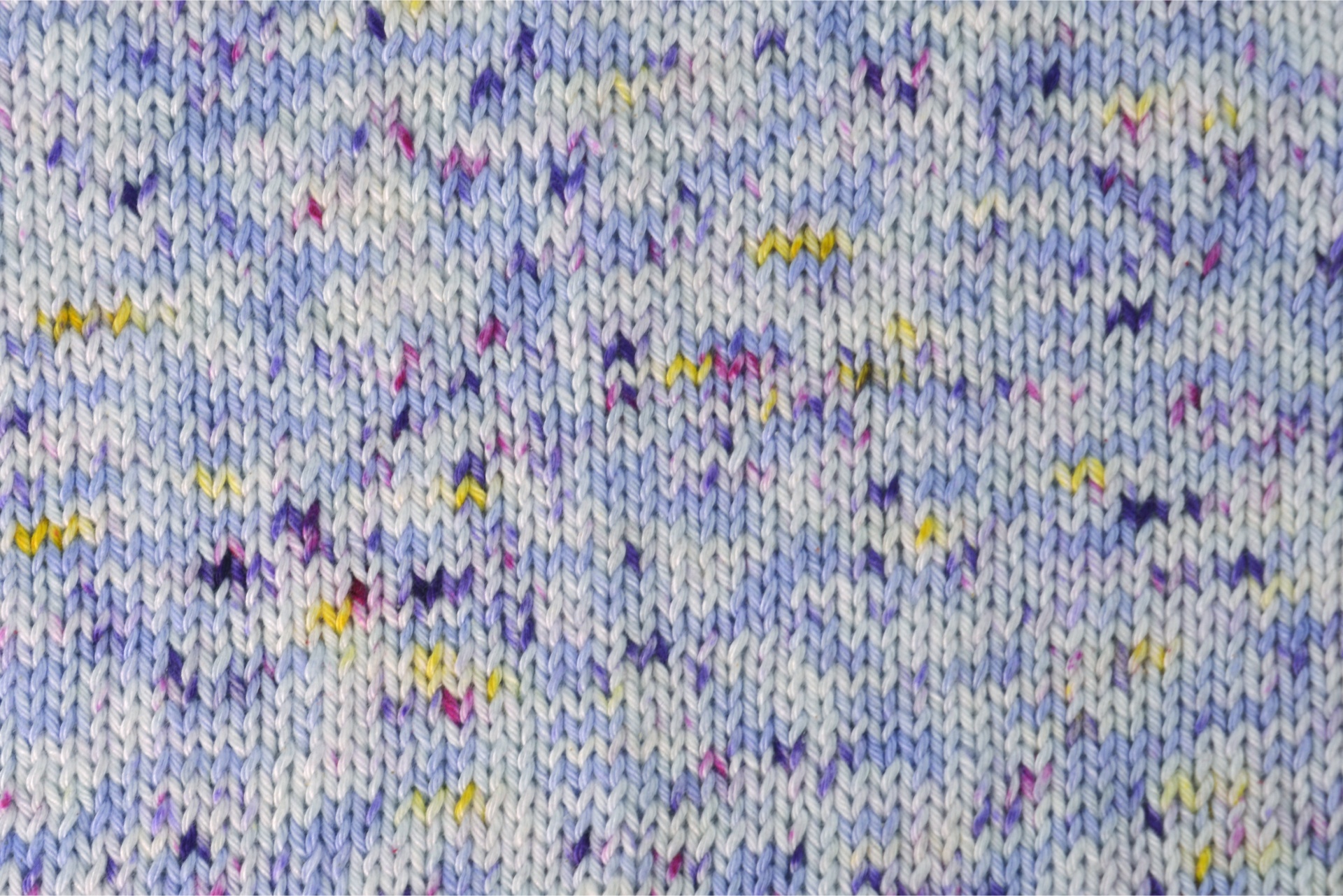 tecido de malha cinza claro com pontos coloridos