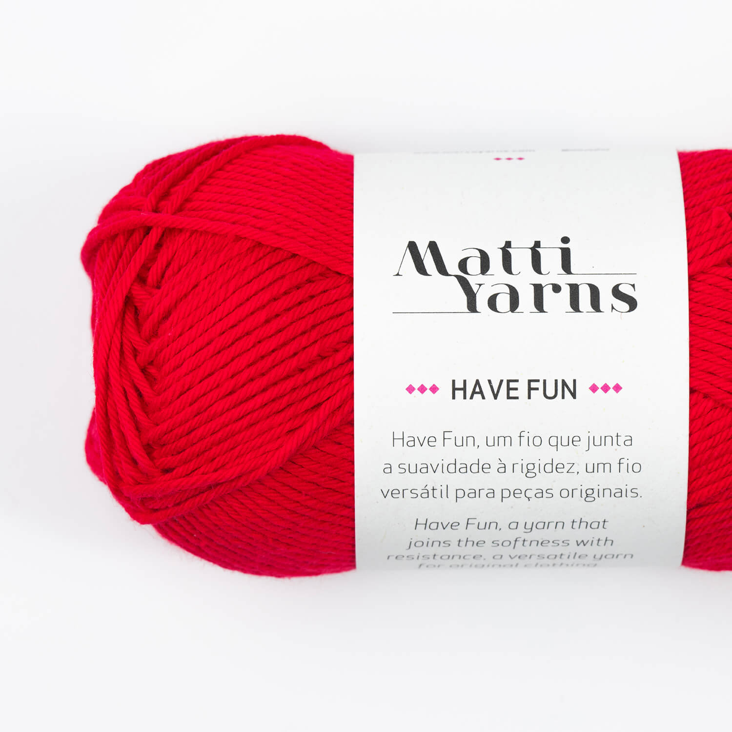 Novelo de lã vermelho com etiqueta Matti Yarns Have Fun