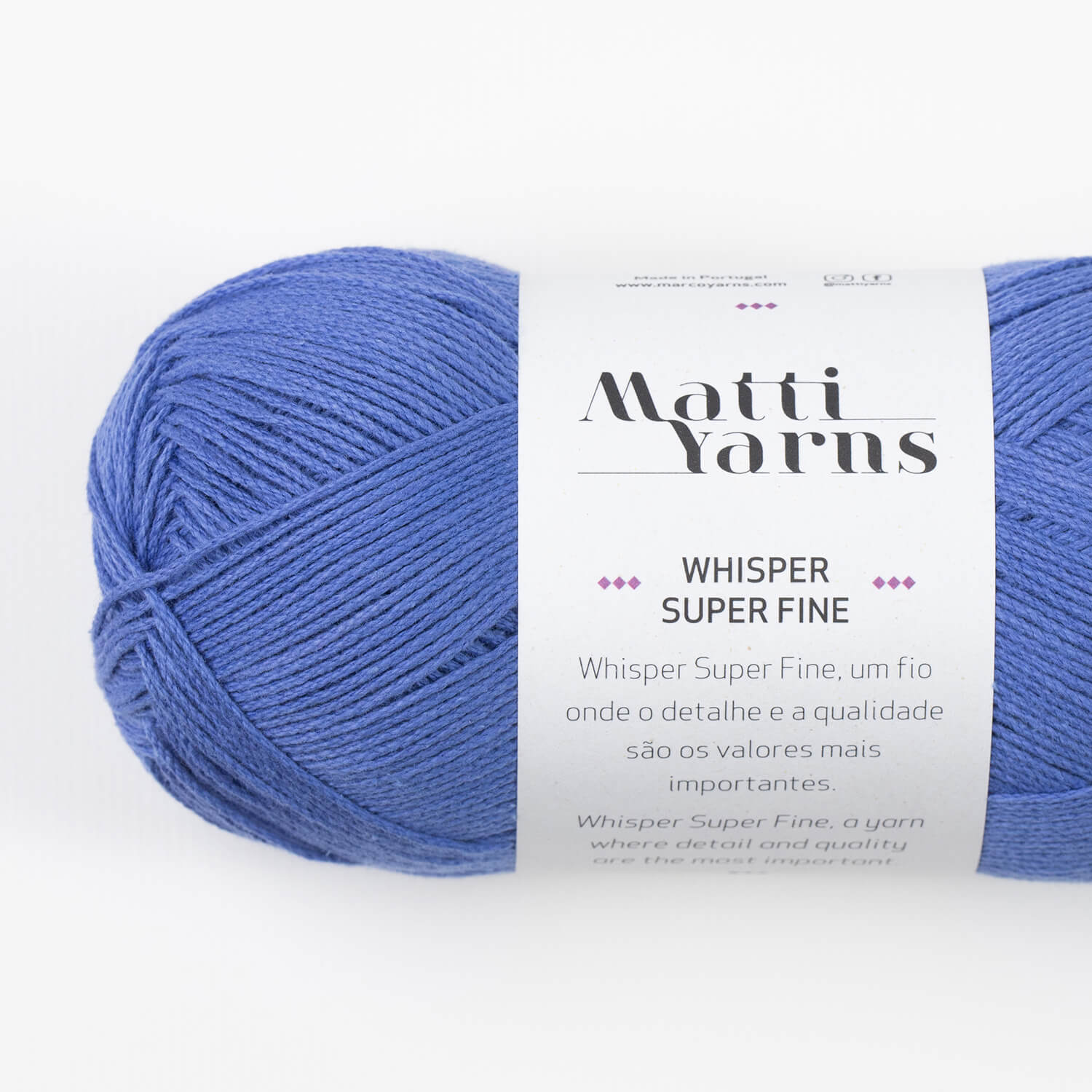 Novelo de lã azul Matti Yarns Whisper Super Fine com etiqueta branca